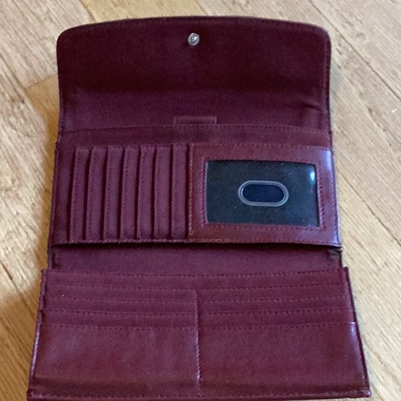 Nine West trifold wallet burgundy real leather. Multiple card slots. Guc - Picture 4 of 9